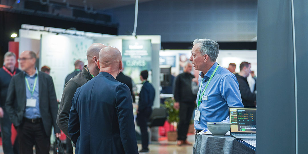 partner-2025-1080x540 samtal mellan besökare och partner på Fastighetsenergi 2025